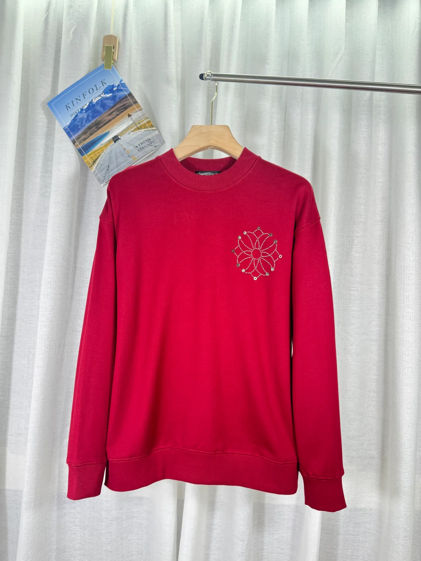 P250 top version, real shot without P, ​​different from market currency) 𝗖𝗵𝗿𝗼𝗺𝗲 𝗛𝗲𝗮𝗿𝘁𝘀/Croxin 2025 Autumn and Winter New Original Single Counter American 3D Rivets and Stickers Couple Casual Sweater 👑The highest version! Customized fabric 430g tripe terry fabric! American-style pickled and distressed original fabric, laser-burned flowers, rivets and diamonds, exquisite embroidery of letters! The best-selling model in the counter, very comfortable to wear. Accessories: original molded and authenticated collar label➕100% silk wash label. Genuine purchase-grade original hangtag➕matching hanging rope➕3D hanging beads➕original packaging bag. Craftsmanship: The original version has consistent wiring! The highest version of the armhole matching technique! Color: Red Black Size: S M L XL Style No.: 9334